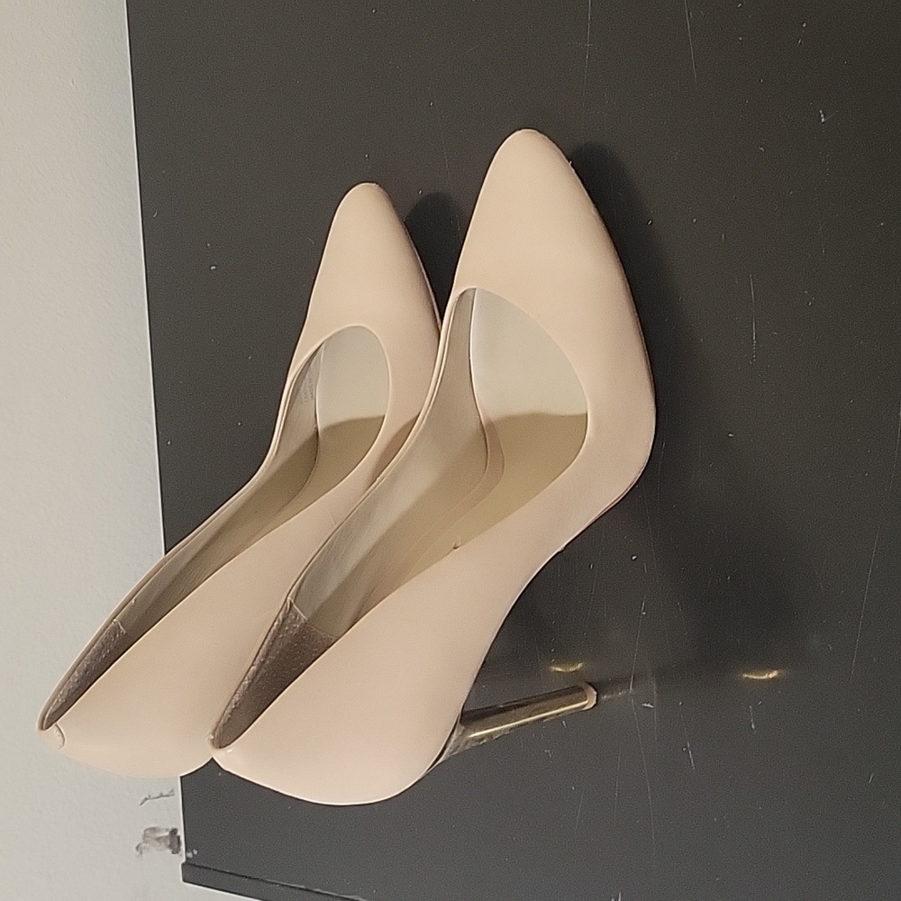 Pumps - Picture 3 of 5